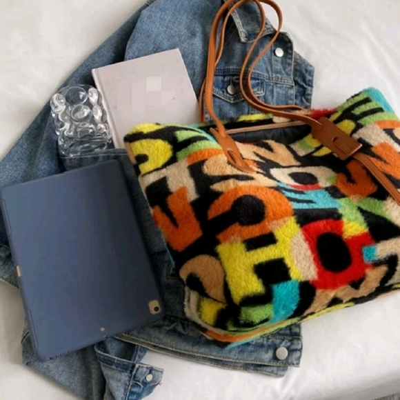 Letter Graphic Fluffy Shoulder Bag - Picture 4 of 6